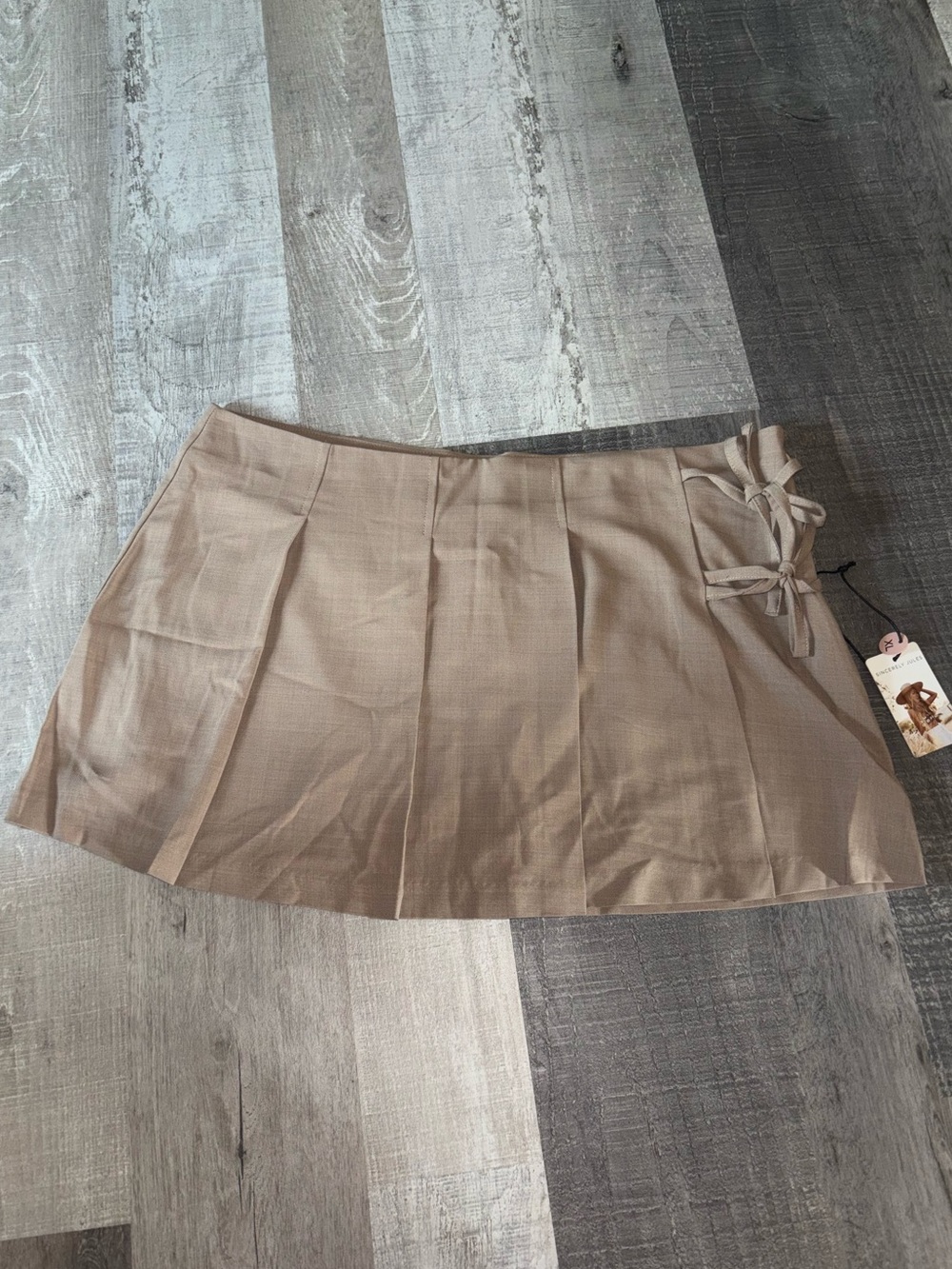 👢NWT Sincerely Jules Beige Pleated Mini Skirt with Side Bow Details